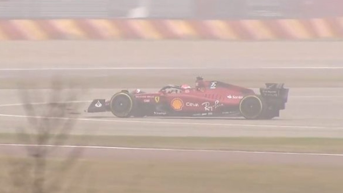 Ferrari, la nuova F1-75 in pista nella nebbia di Fiorano