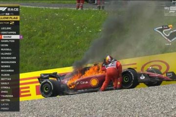 La Ferrari di Sainz in fiamme